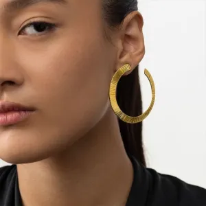 HALF MOON HOOPS EYRNALOKKAR BRASS